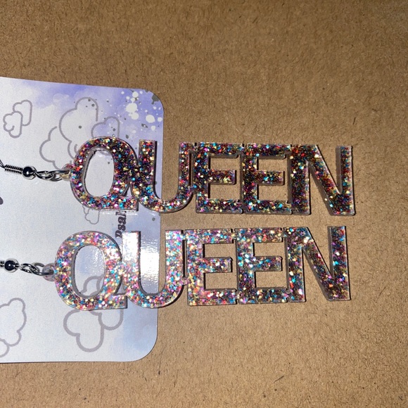 Glittered Queen Dangle Earrings - New - Picture 3 of 6